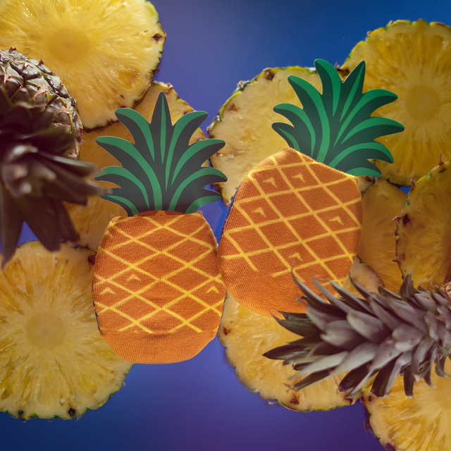 Socken mit Ananas-Motiv