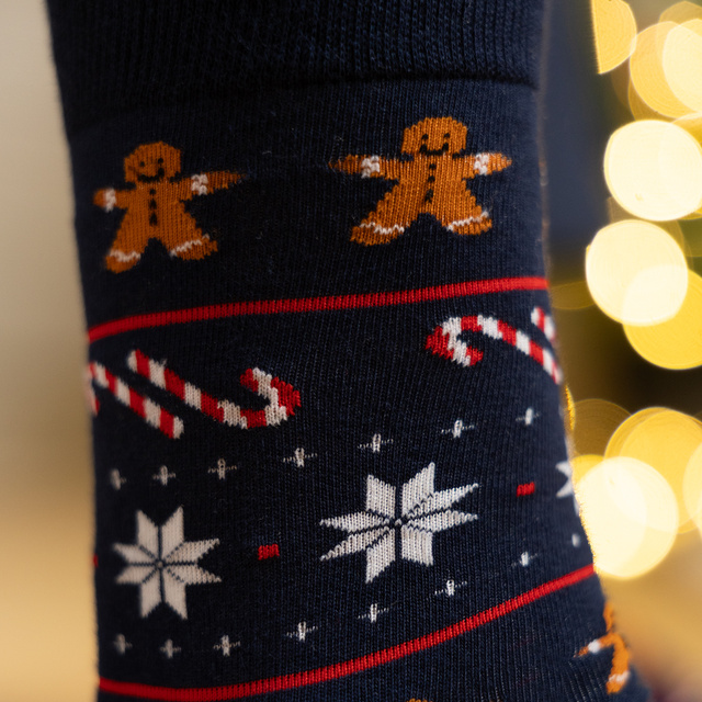 Socken mit Lebkuchen-Motiv in Kartenverpackung