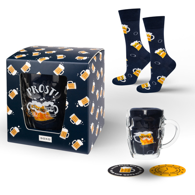 Socken im Bierkrug mit Bierdeckeln
