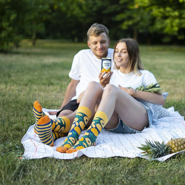 Socken mit Ananas-Motiv in Dose