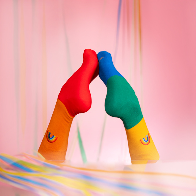 Socken mit Regenbogen-Motiv