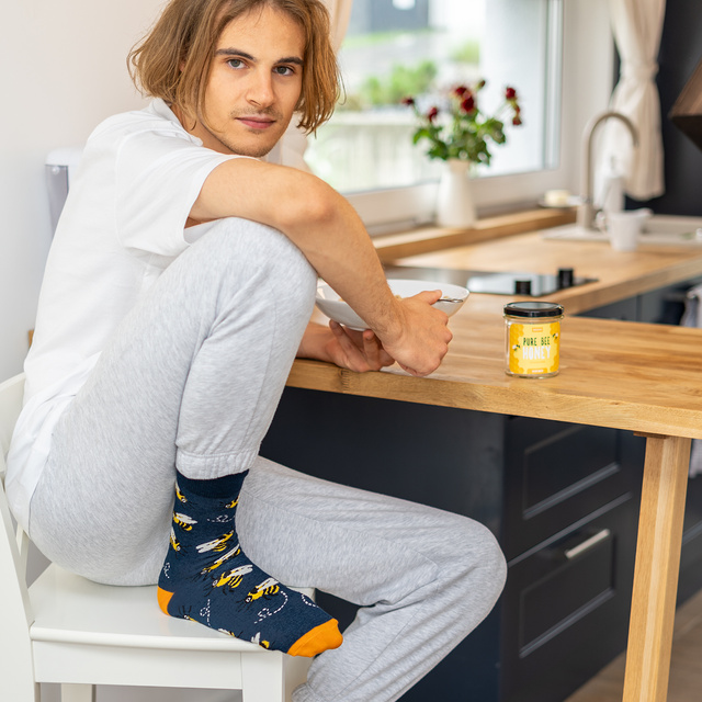 Socken mit Honig-Motiv im Glas