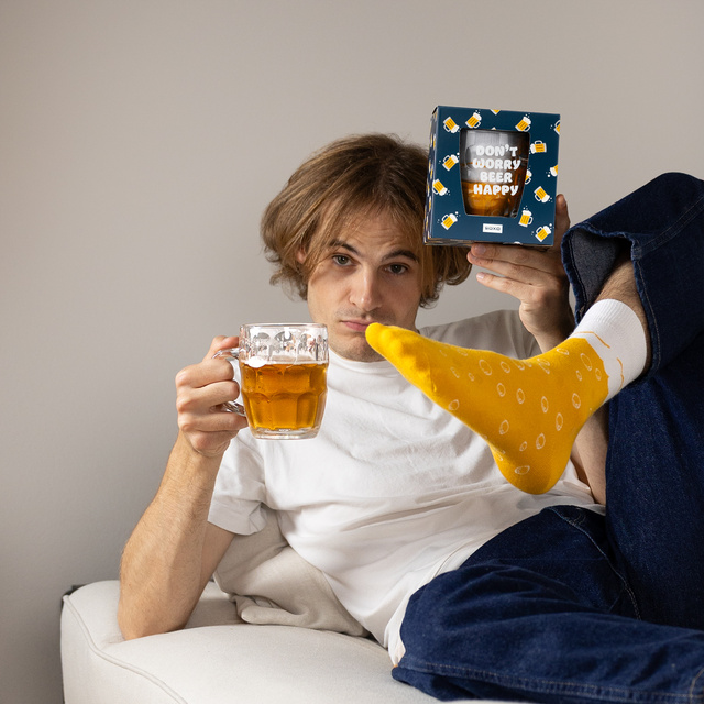 Socken im Bierkrug mit Bierdeckeln