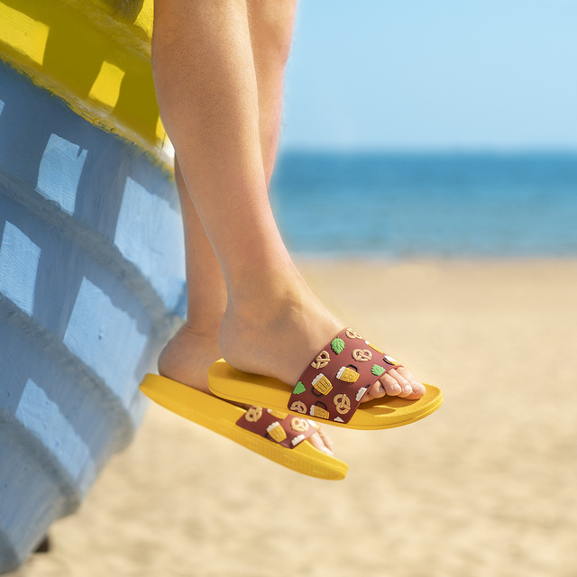 Strand Latschen mit Bier-Motiv