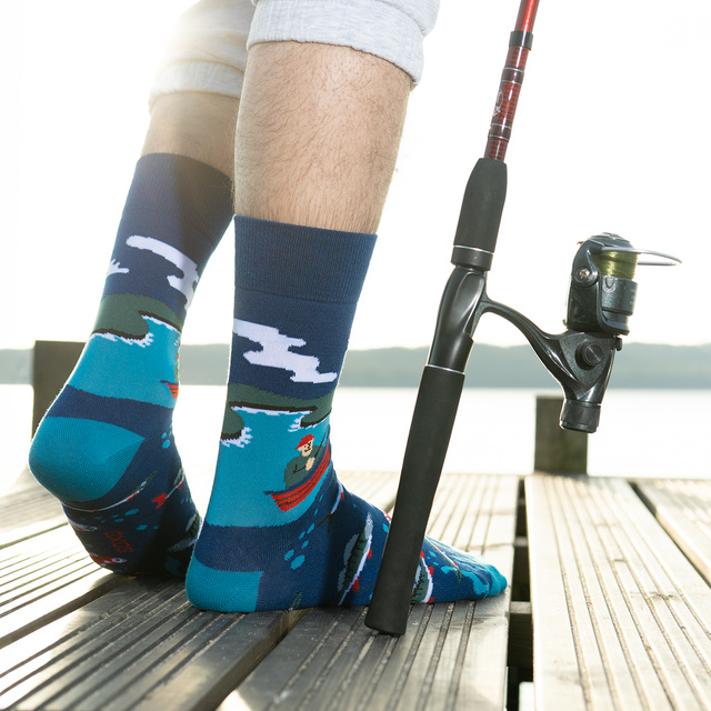 2 Paare von lustige Socken mit AnglerMotiv | Herrensocken | SOXO