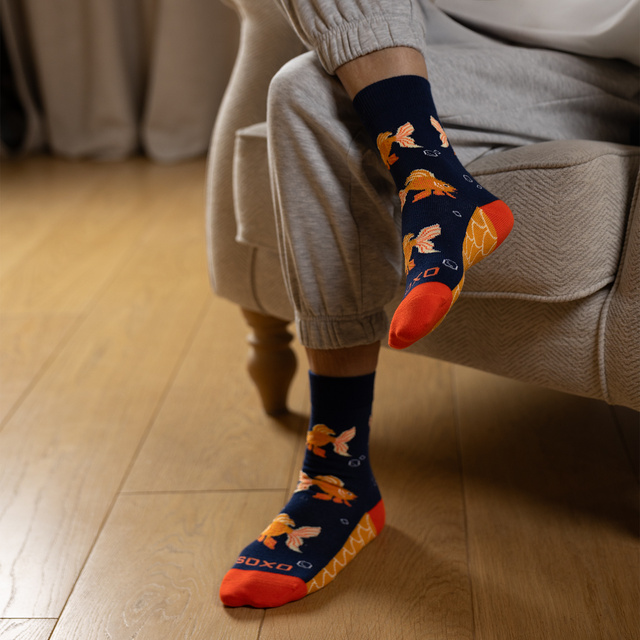 1 Paar von lustigen Socken mit Goldfischmotiv in einzigartiger Verpackung | Damennsocken | SOXO