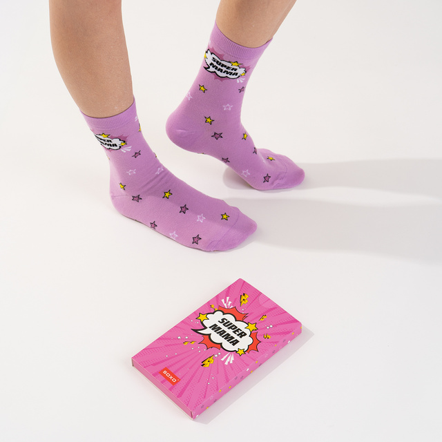 Socken mit Super Mama-Motiv in Kartenverpackung