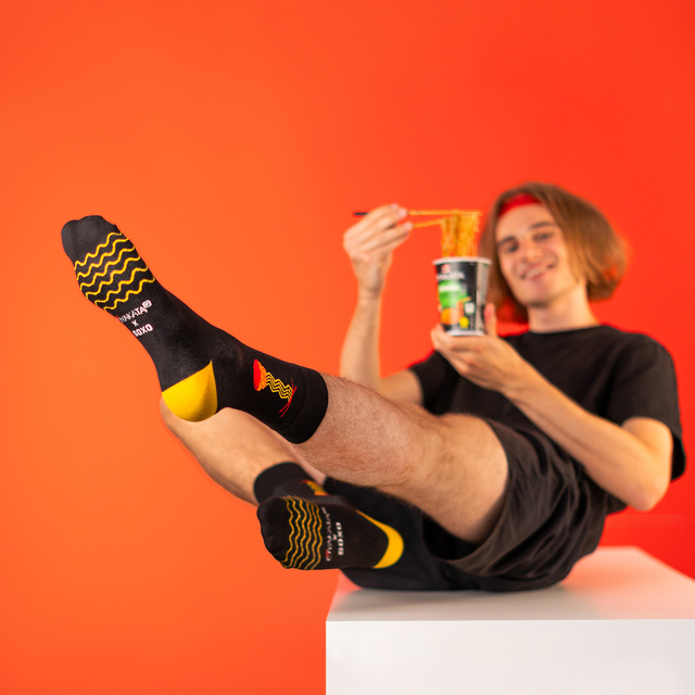 Socken mit Oyakata Classic-Motiv in Tasse
