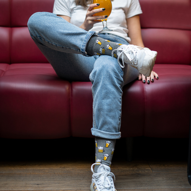 Socken mit Bier-Motiv in Dose