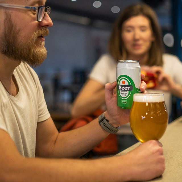 Socken mit Bier-Motiv in Dose