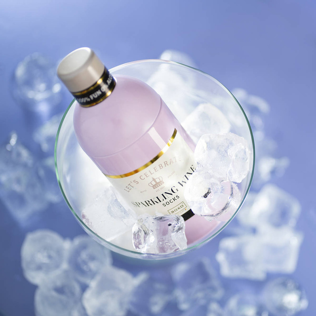 Socken mit Sparkling-Wine-Motiv in Flaschenverpackung