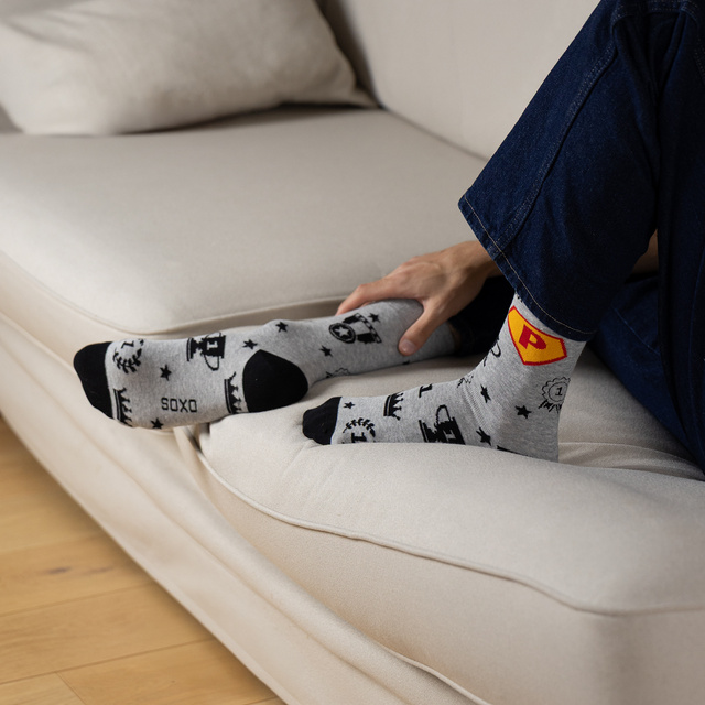 1 Paar von lustigen Socken mit der Aufschrift „SuperPapa“ in einzigartiger Verpackung | Herrensocken | SOXO