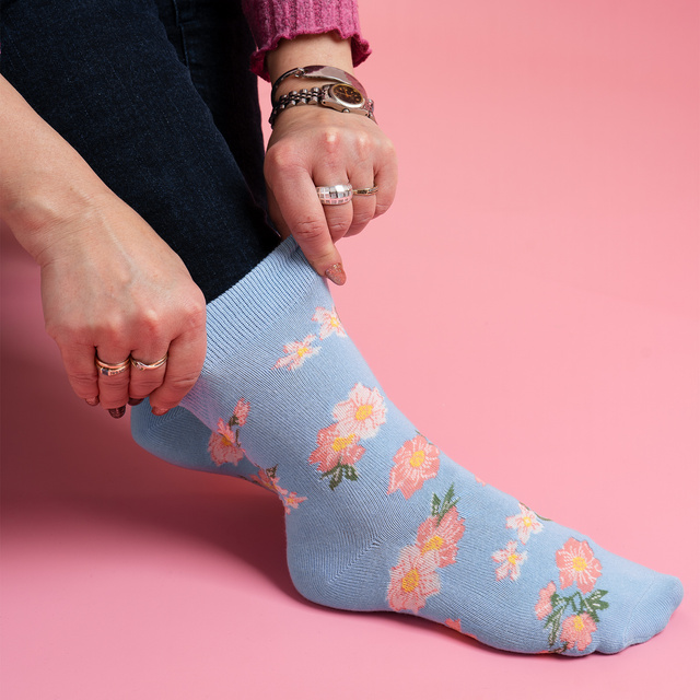 Socken mit Parfüm-Motiv