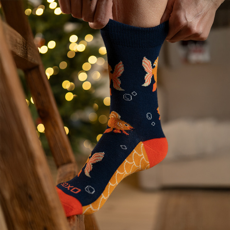 1 Paar von lustigen Socken mit Goldfischmotiv in einzigartiger Verpackung | Damennsocken | SOXO