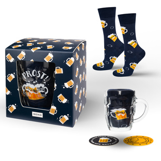Socken im Bierkrug mit Bierdeckeln