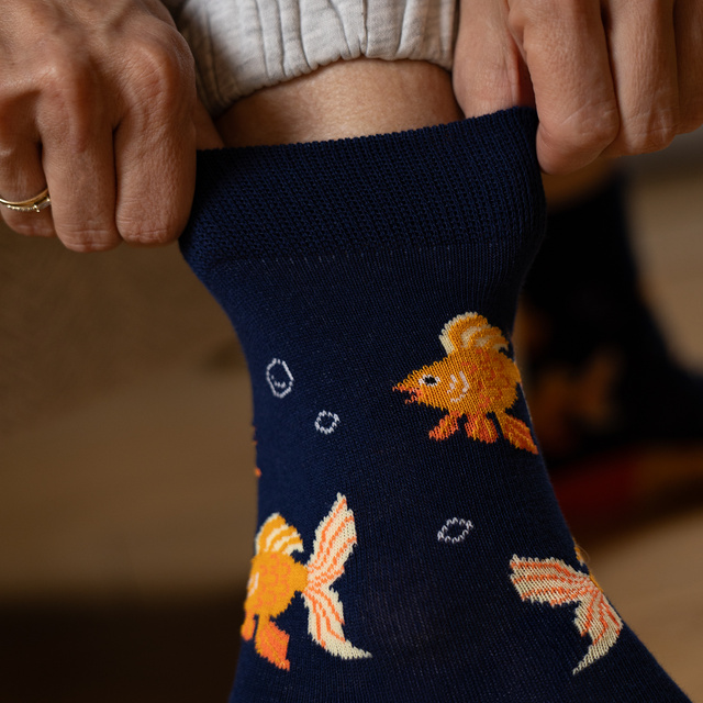 Socken mit Goldfisch-Motiv