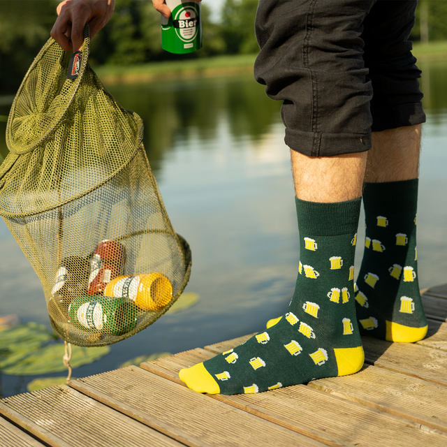 Socken mit Bier-Motiv in Dose