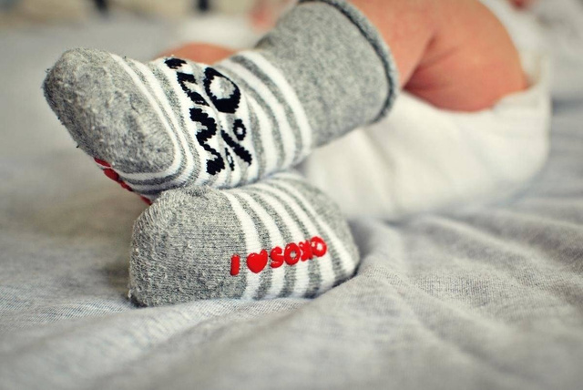 Graue SOXO Babysocken mit gestreifter Aufschrift