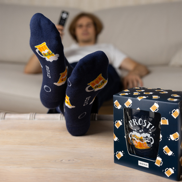 Socken im Bierkrug mit Bierdeckeln