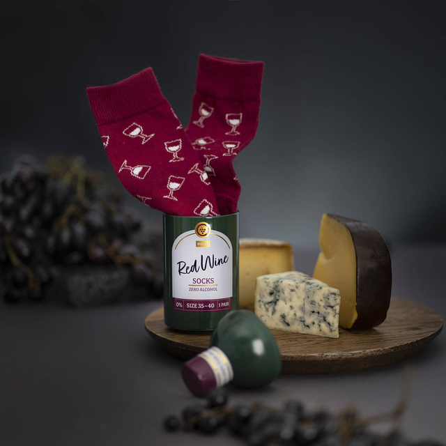 Socken mit Rotwein-Motiv in Flaschenverpackung
