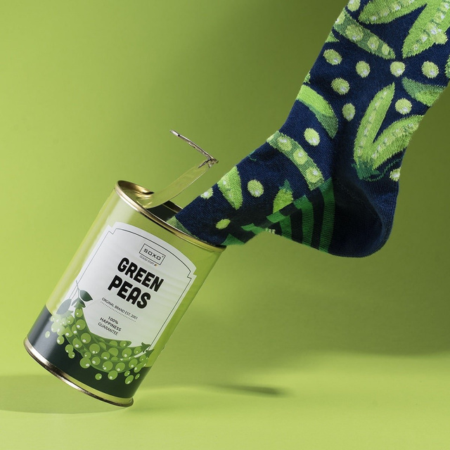 Socken mit Green-Peas-Motiv in Dose
