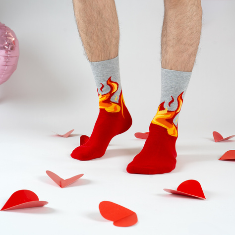 2 Paar von lustige Socken mit Feuer-motiv in einzigartiger Verpackung zum Valentinstag | Herrensocken | SOXO