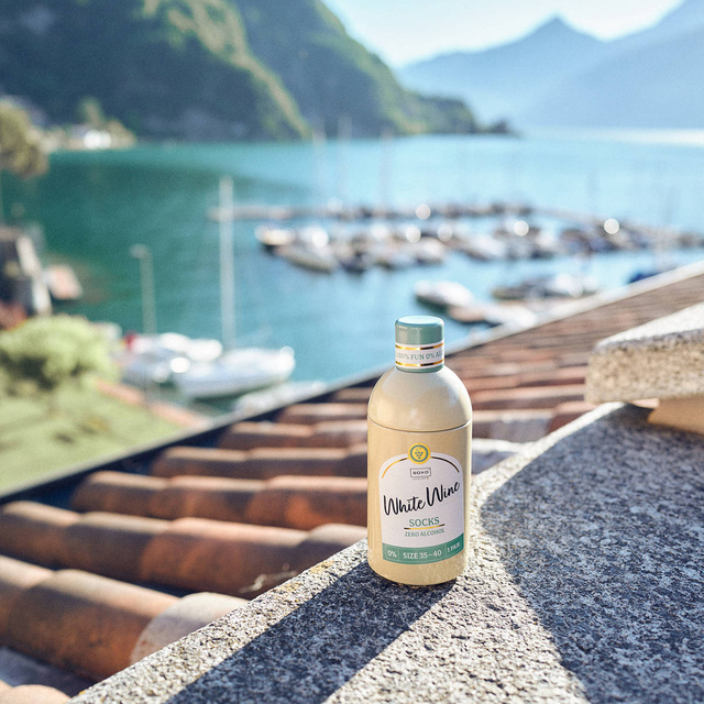 Socken mit Weißwein-Motiv in Flaschenverpackung