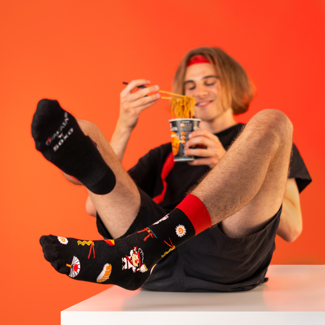 Socken mit Oyakata Teriyaki-Motiv in Tasse