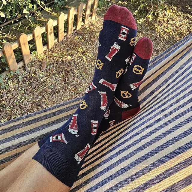 1 Paar von lustigen Socken mit Irish Red Ale Biermotiv in einzigartiger Verpackung | Herrensocken | SOXO