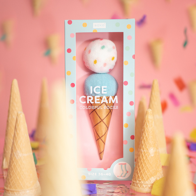 Socken mit Eiscreme-Motiv