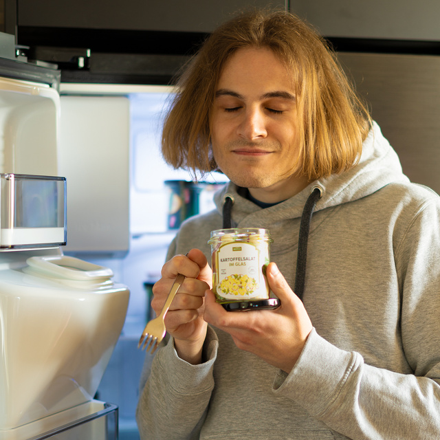 Socken mit Kartoffelsalat-Motiv im Glas