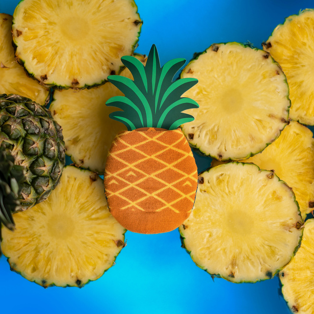 Socken mit Ananas-Motiv