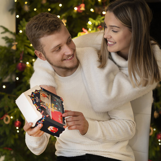 4 Paar von lustigen Socken mit Weihnachtsmotiv in einzigartiger Verpackung | Herrensocken | SOXO