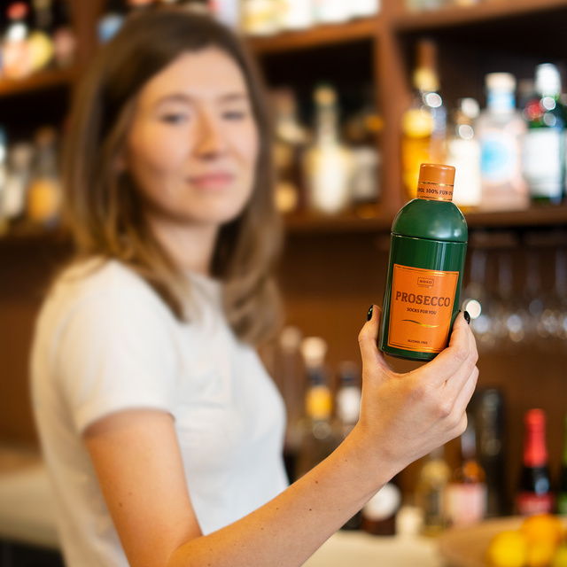 Socken mit Prosecco-Motiv in Flaschenverpackung