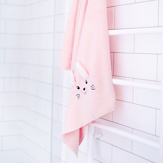 Badetuch mit Kaninchen-Motiv