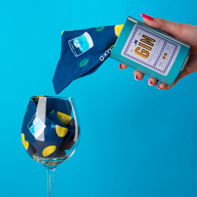 Socken mit Gin-Motiv in Flaschenverpackung