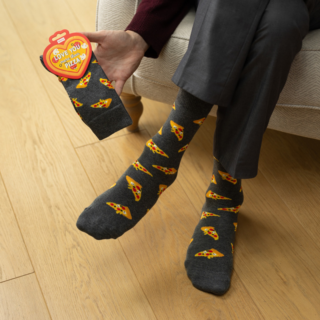 Socken mit Love You More Than Pizza-Motiv