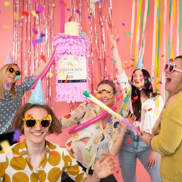 Socken mit Sparkling-Wine-Motiv in Flaschenverpackung