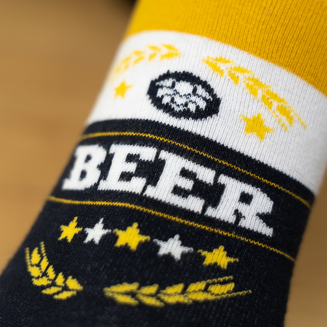 Socken mit Bier-Motiv