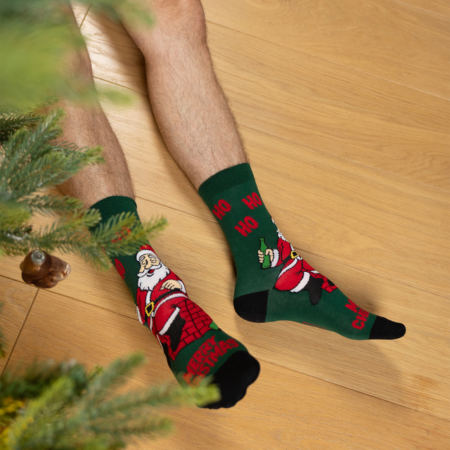 Socken mit Frechem Weihnachtsmann und Flaschen-Motiv