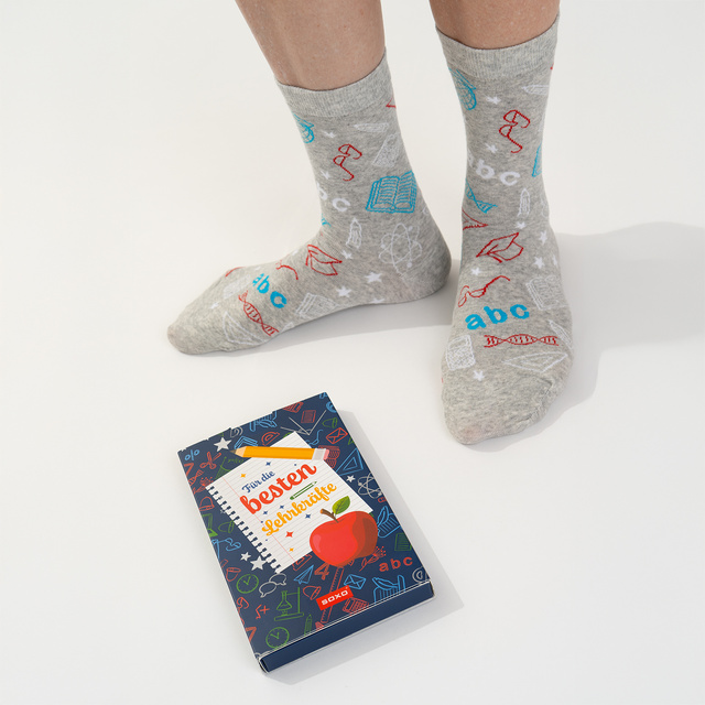 1 Paar von lustigen Socken für Lehrer – in Grußkarte SOXO