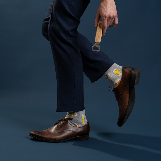 2 Paar von lustigen Socken mit Bier-Motiv + Bieröffner | Herrensocken | SOXO