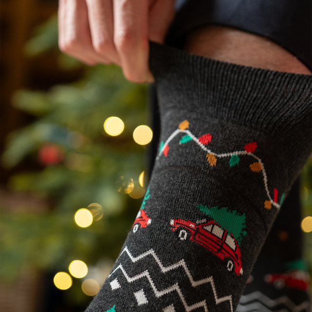 3 Paare von lustige Socken mit Weihnachtsautos-Motiv in einzigartiger Verpackung | Herrensocken | SOXO