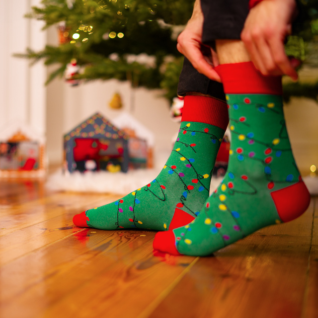4 Paar von lustigen Socken mit Weihnachtsmotiv in einzigartiger Verpackung | Herrensocken | SOXO