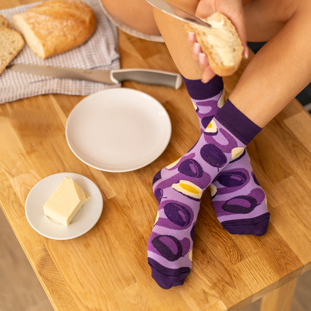 Socken mit Pflaumenmarmeladen-Motiv im Glas