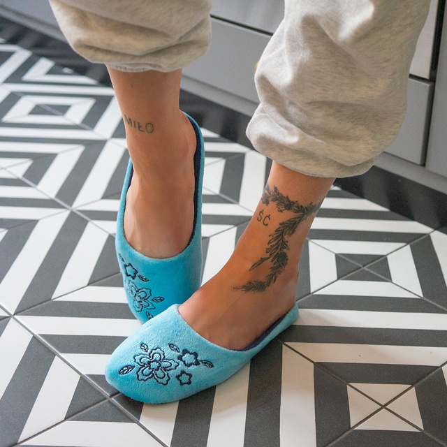 Damenhausschuhe mit Stickerei