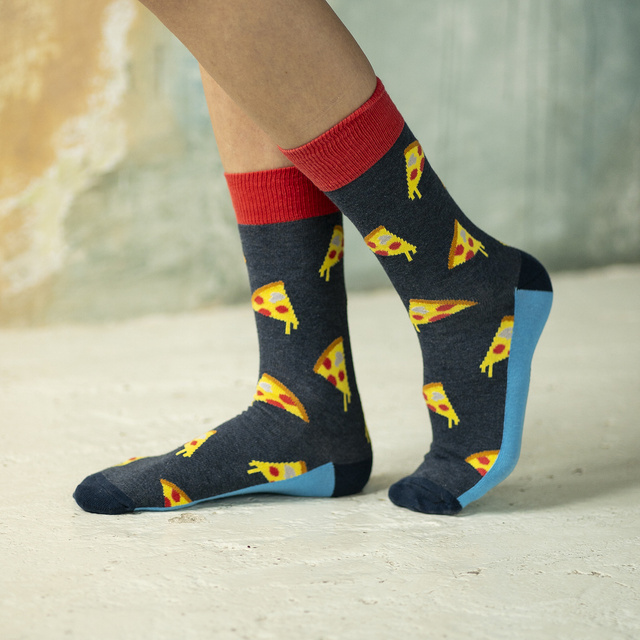 Socken mit Pizza-Motiv
