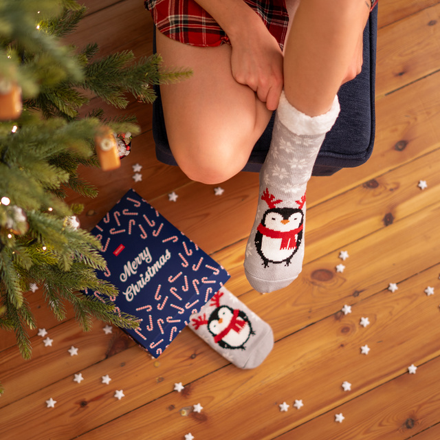 Socken mit Weihnachtspinguin-Motiv