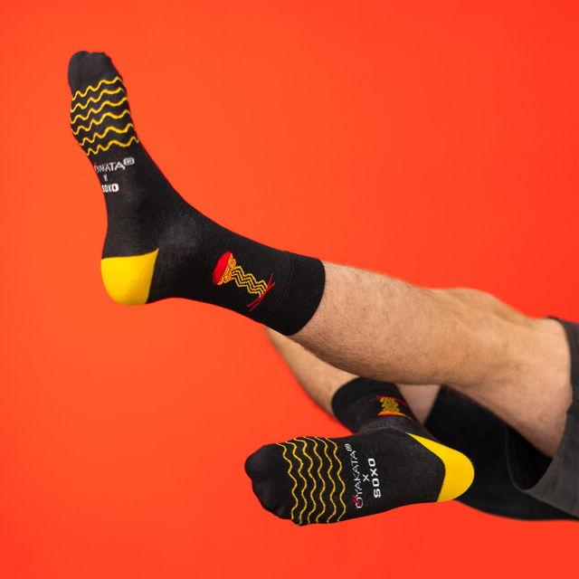 Socken mit Oyakata Classic-Motiv in Tasse