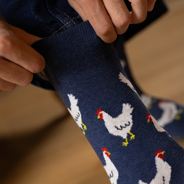 Socken mit Henne-Motiv